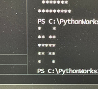 Pythonでアスタリスクを使った図形について教えてください。
Pythonでアスタリスクを使ってリボン状の図形を作りたいです。 奇数の整数を入力し、入力した値の高さを持つリボン形状を出力するプログラムを教えて欲しいです。
5と入力すると写真の様に高さ5のリボンの図形になります。