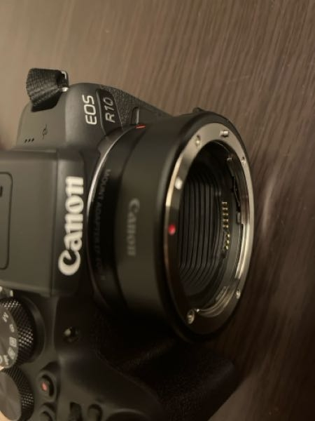 先日、EOS R10を買いました。 その他にEF EOS Rのマウントアダプター買ったのですが、レンズがはまりません。 マウントアダプターにどの様にすればつけれますか？ また、つけれるレンズとか知りたいので教えて頂きたいです。 よろしくお願いいたします