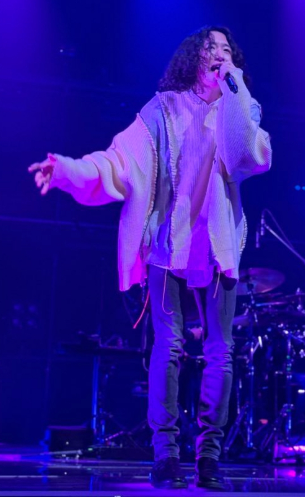 キタニタツヤさんが着用しているこのトップスのニットのブランドなど