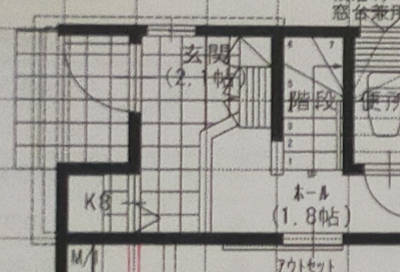 戸建ての玄関の間取りについてご意見ください。 現在新築で戸建てを建てるため、間取りを検討中です。 現時点で添付画像の玄関の間取りを提案されています。 (黒い太い線の位置は変更できません) ただこの靴箱の位置だと、靴が取りにくいと思っています。 そこで靴箱を画像の上側の壁に付けるように移動して、ホールを伸ばし、玄関扉位置を少し南側にずらして、開閉向きを反対にしようかと考えています。 さらには靴箱の横幅を現在の間取りのW1200からW1600に変更しようと考えています。 そうすると採光部分が無くなってしまうのですが、靴箱の穴部分(鍵置きスペース)に合うように窓を作って光を取り入れようと考えています。 (玄関扉からの採光は期待できません) このようにすることによるデメリットありますでしょうか？ また他に良い案ありますでしょうか？ 私達の状況ですが、20代夫婦です。 現在子無しですが、子供は2人か3人ほど希望しています。 ベビーカー等考慮しなければなりませんが、子育て期間も限定的だと思いますので、子育て中多少不自由がある間取りでも構わないと思っています。 ただ老後車椅子になった場合などについても考慮しておきたいので、その意味ではスペースは必要だと感じています。 ご意見お願いします。