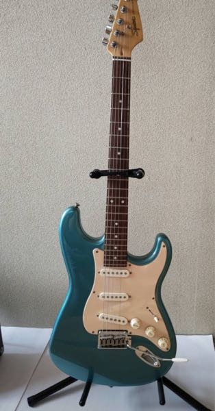 知り合いがヤフオクにFenderストラトキャスターを出品して欲しいと頼まれましたが型番・カラー等わからず教えてください。 ネック裏側にCrafted in China s/n CY01111089 とあります。