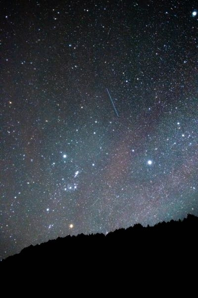 一眼レフで星空を撮影した時に空の色が青や赤になるのは、なんの影響なのでしょうか。 宇宙みたいで幻想的で好きなのですが、正体が気になります。