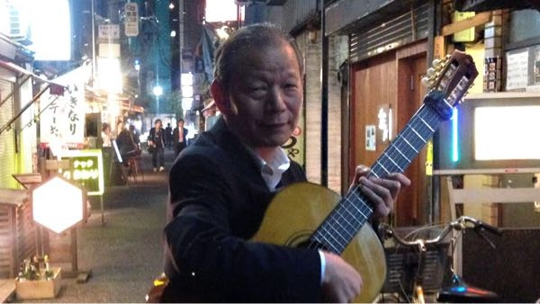 以前（もしかして今も？）、新宿や渋谷の酒場に「流し」のギターの弾き語りがいました。 お客さんからチップをもらって生活をしていたと思います。 ◉質問ですが、 F1界にも、「流し」のF1ドライバーはいますか？ その日暮らしのような生活でレースに出てギャラをもらって、「流し」のようにチームを渡り歩くドライバーです。 ↓50年以上のキャリアを持つ伝説の「流し」