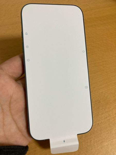 iPhone16 を購入して届いたのですが、こんな白いペラペラがiPhoneの画面についてるのは正常ですか？