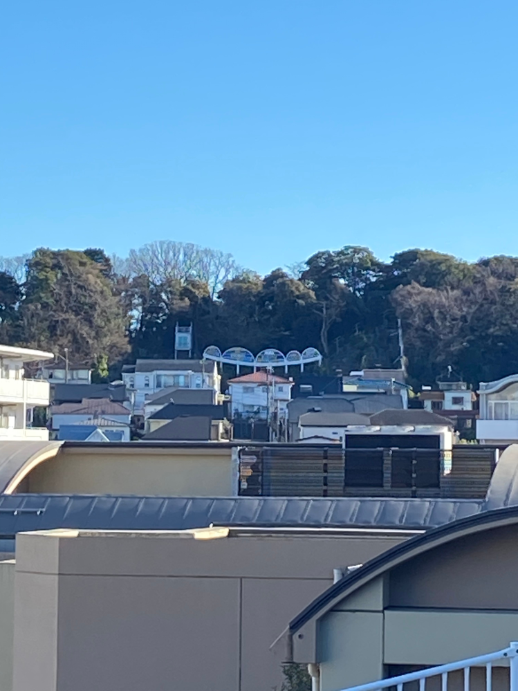 横浜市の本牧のアメリカ坂からの景色です。 この橋のようなものはなんでしょうか？ 小学生の子どもにあれは何？と聞かれてGoogleレンズで検索しましたがヒットしませんでした。地元の方教えてくださると助かります。