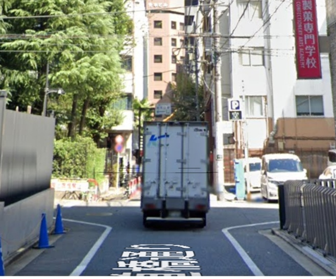 道を渡ろうとしたら横の道から来てた車にクラクション鳴らされました。車に気付かず進んでしまいましたが横断歩道無いのでココは車が優先ですか。 画像の方向に歩いていて、車が右から来ていたのに気付かず、私は交差点半分近く進んだ所でビーーーッて鳴らされました。 結局そのまま渡ってしまいましたが、車が優先でしたか。先に交差点に入った私が優先にはならないですね > < https://maps.app.goo.gl/H5dUww8B1a997Chk7?g_st=ac