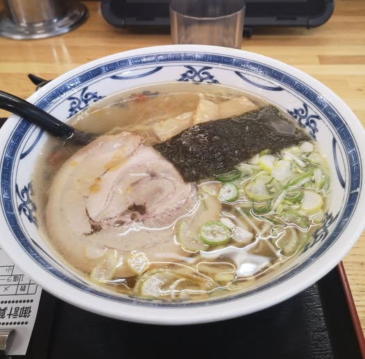 お昼は何を食べましたか？ 私はドライブインで塩ラーメンを頂きました。 さっぱりして美味しかったです。