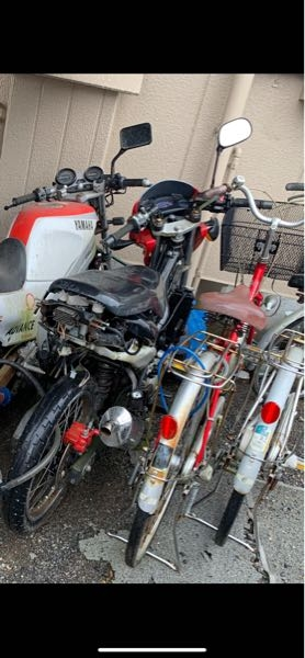 バイク詳しい方！求！ この右のバイクだか分かりますか？ 写真フォルダ見返してたらありました。