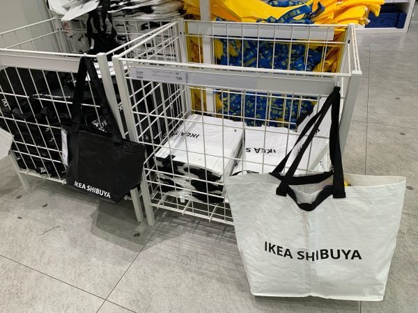 イケア渋谷について質問です。 画像のエコバックは現在（2025.1月現在）も 販売しているのでしょうか？ よろしくお願いします。