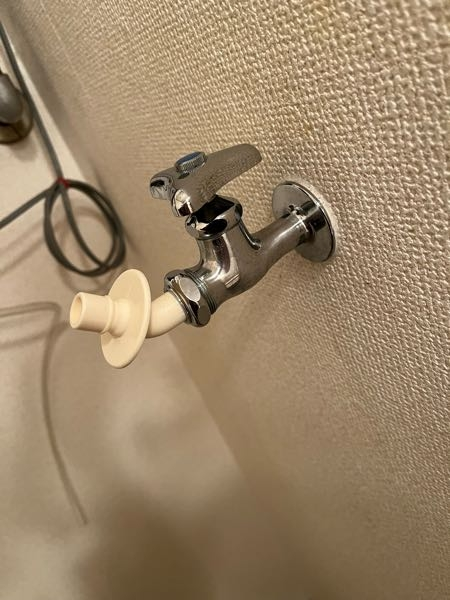 これは止水栓ですか？ 電気屋さんで洗濯機を買い、止水栓かどうか確認して欲しいと言われました。後日確認してみると、写真のような形状でした。 これは止水栓というのでしょうか？それとも別途他の部品が必要ですか？ よろしくお願いいたします。