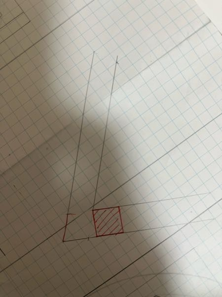 建築の平面図について質問です。 平面図が正方形、長方形じゃない時、壁厚を取っても上手く四角形が出来ないのですが、その時は写真のように柱を配置してもいいのでしょうか。 また他にいい案があれば教えてくださいm(_ _)m