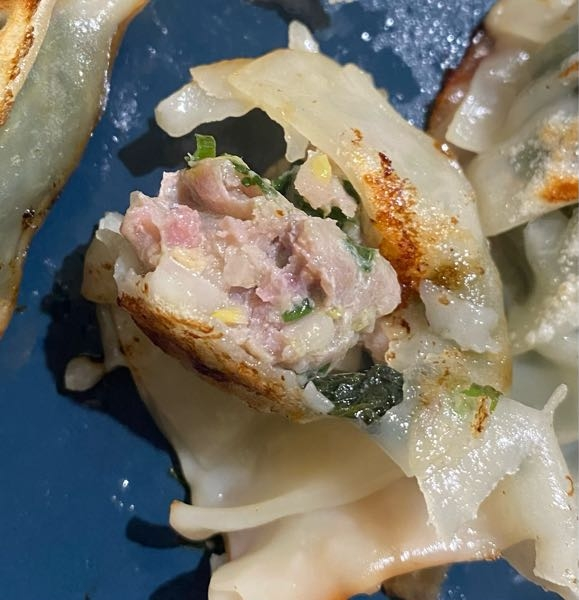 至急回答お願いします！写真の餃子の中は生焼けですか？ - Yahoo!知恵袋