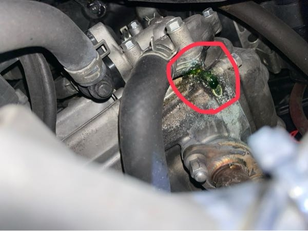 jf81型pcxなんですが、エンジンのここの部分からクーラントが漏れて 