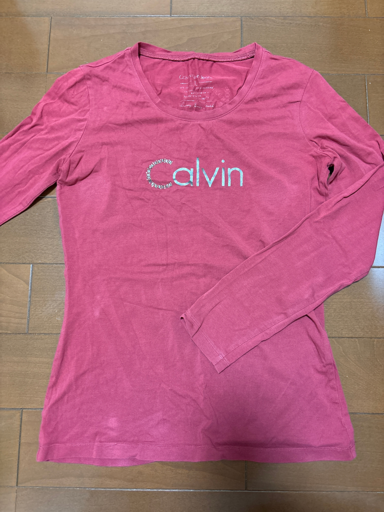 服に詳しい人に質問です。 セカンドストリートで500円ほどで買ったものなのですが、こちらはCalvin Klein本物でしょうか？