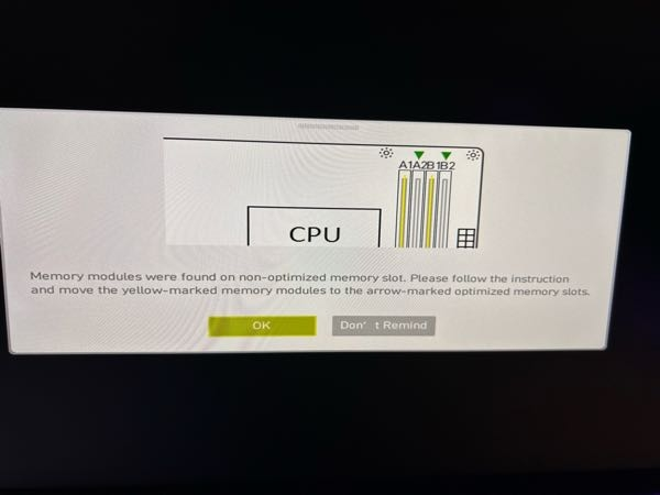 自作pcのマザーボード交換 初めてpcを自作したのですが、マザーボードのcpuソケットのピンが1本欠けているのか曲がっているのかどちらかの状態でした。するとメモリスロットのa2b2が認識されず、pcは起動するけど画面がつきません。a1b1に差し替えると、起動する度に写真のような画面が表示されます。その後の動作自体に問題は無いのですが、ゲームでスペックに見合ったフレームレートが出ず、安定もしません。そのためマザーボードを交換しようと思っています。今使用しているものと全く同じ製品に交換する場合、問題はありませんか？気をつけるべきこと等もあれば教えて頂きたいです。