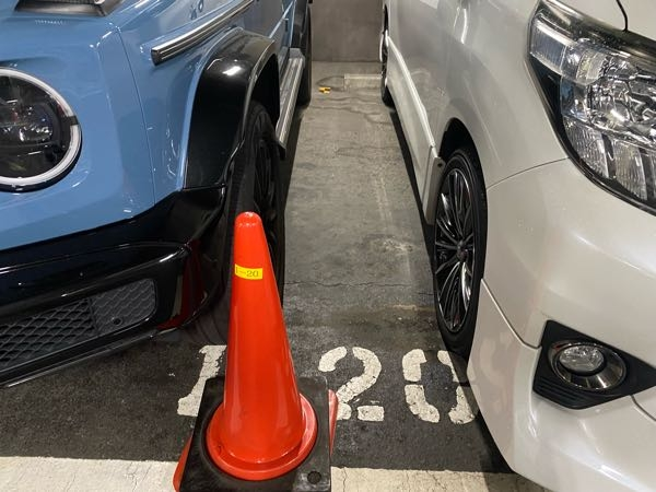 月極の駐車場に停めているのですが、隣の車がこちら側に幅寄せしてきて出る時にいつも大変です。 高級車に乗っていると「自分は偉いんだから、他の人に迷惑をかけてもいい」とでも思っているのでしょうか？ 写真は片側の車ですが、逆側の中国人もめちゃくそ駐車場が下手くそで寄せてきます。