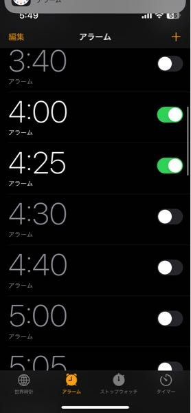 iPhoneのアラームってたまに鳴っていない時ありませんか？ 今日はぜっったいに途中で起きていません。 寝ぼけていたのでしょうか。。。 ロック中の音もONになってます！ しかも爆音で設定しています…