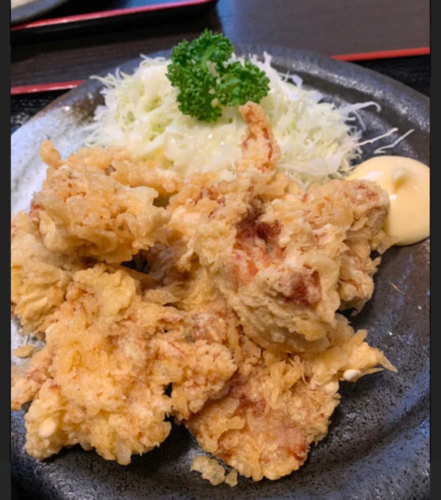 【唐揚げの衣について教えてください！】 先日、お店でこんな唐揚げを食べました。 サクサクで、どうやら天ぷら粉を使っているようでした。 どのように揚げたら、こんな衣になりますか？ 我が家はちかいよとか、揚げ方の裏技とか、卵を混ぜるとかわぜないとか、わかる方見えたら、ぜひ教えていただきたいです！