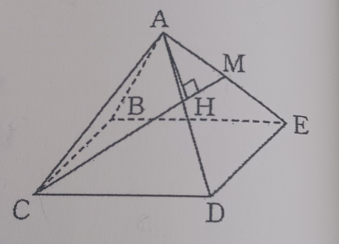 中3数学空間図形です。 図は、全ての辺の長さが8cmの正四角錐で辺AEの中点をMとし、頂点Aから線分CMに垂線AHをひく。 線分CMの長さを求めよ。 のやり方が分からないです、 お願いします！