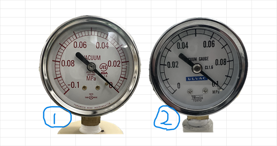 真空計について質問です。 真空チャンバーに2つ真空計がついているのですが どちらがゲージ圧かしりたいのですが ①で間違いないでしょうか？ ②は絶対圧でしょうか。 詳しい方おしえてください。 よろしくお願いいたします。