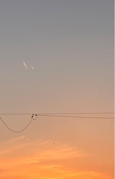 飛行機 航空 宇宙 飛行物体 本日空を眺めながら歩いていた所、空に飛行機雲のようなものを引きながら飛んでいる物体を見ました。 飛行機かな？と思ったのですが、すぐ近くにもう1つの飛行機雲もあり、並行していたので違うかな？と思いました。時々光が増したりしながら共に西の空に消えていきました。 私はあまり空事情を知らないので、詳しい方がいればこれは何の可能性があるか教えて欲しいです。 飛行機だったのなら別に「並行して飛ぶことあるんだ」というふうに新しい知識として捉えます。