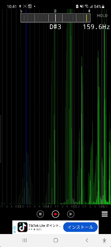 この画像は、自分の喋り声の一部を切り抜いたものなのです。 この画像を見て1つ疑問に思ったので質問させてください。 青い線は、多分「D#3」のように、その時の純粋な声の高さを示していると思うのですが、右側に密集している緑の線は一体何なのですか？声の成分的な感じのやつですかね？