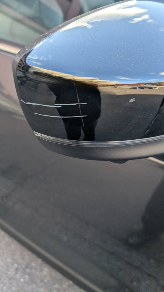 サイドミラーの擦り傷について質問です。先日サイドミラーを駐車場で