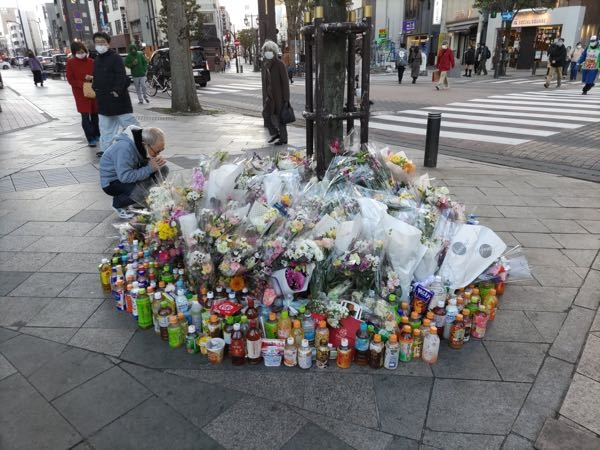 こういう路上に置いてあるお供え物を勝手に取って飲んだり食べたりするのは犯罪ですか？