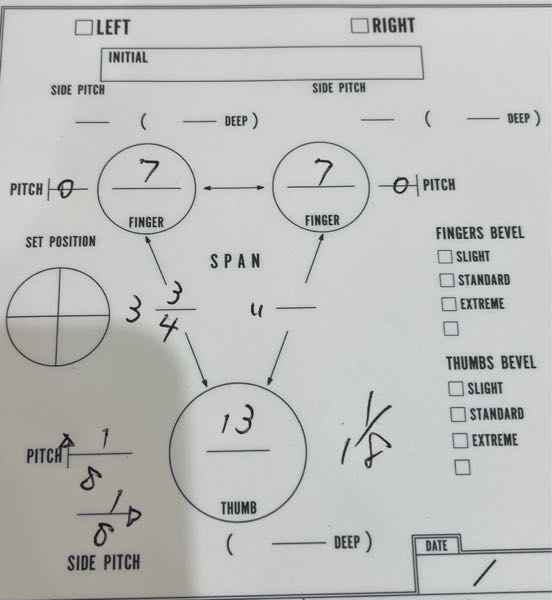 ボウリングのマイボールを初めて作ってもらったのですが、この紙の見方を教えてください。 フィンガーグリップのサイズは11？と41？のようですが、サムソリッドのサイズや、その他のデータの見方がわかりません。 よろしくお願いいたします。