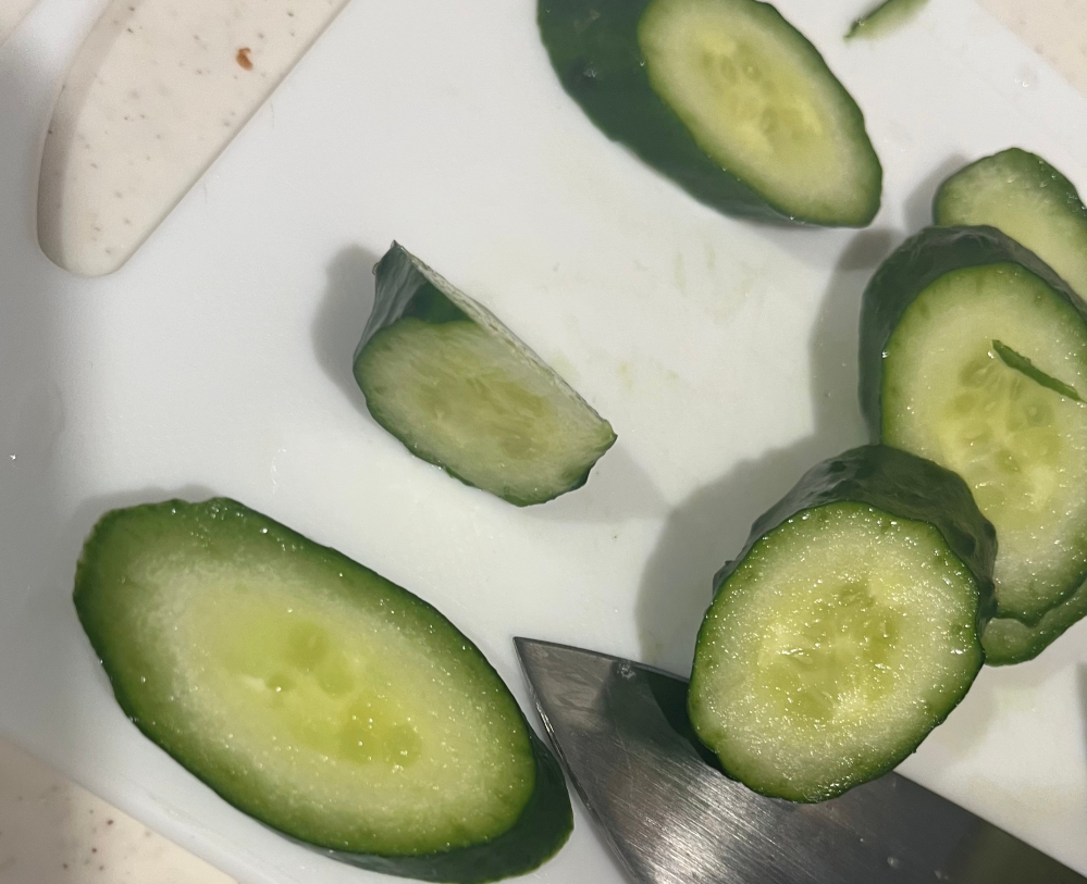 至急です。このきゅうりもう腐っていますよね？先ほど気づかず食べて