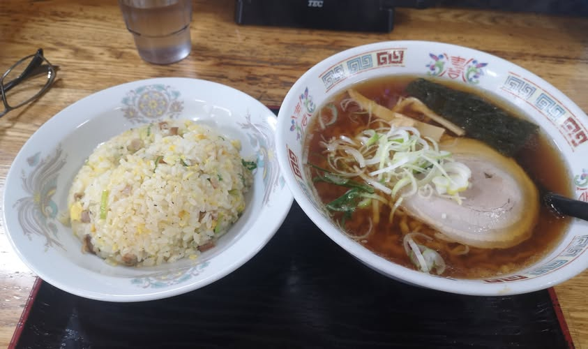 お昼は何を食べましたか？ 私はラーメンと半チャーハンのセットを頂きました。 めっちゃうまかった～～