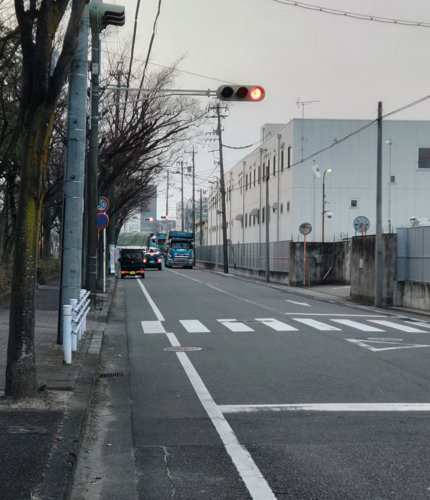 Ｔ字路の画像なんですが、この場合、赤信号なので車は停止しますが、車道を走っている自転車も停止しなければいけませんか？