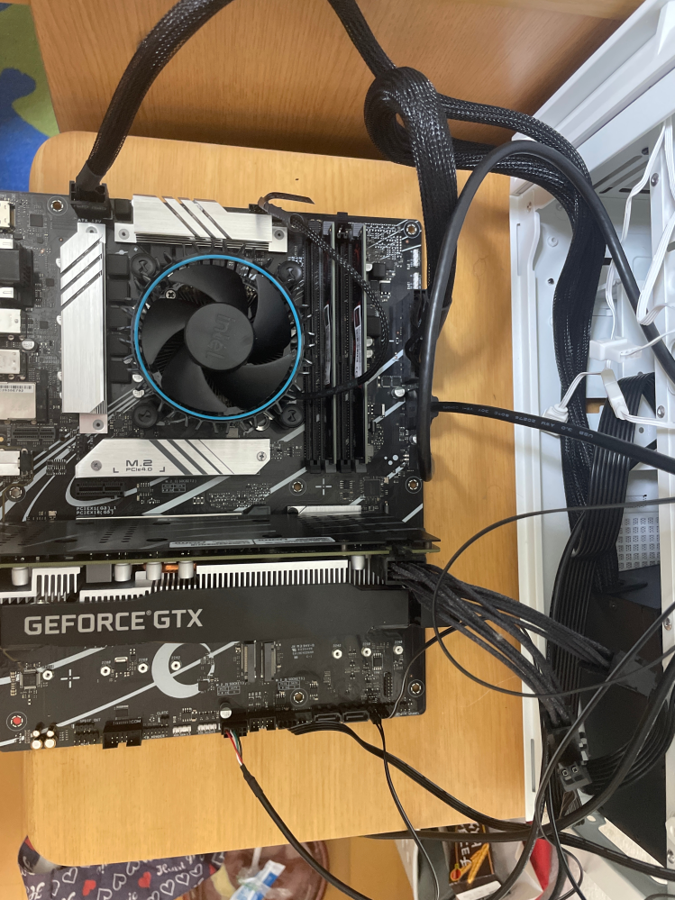 自作pcについて質問です。先日自作したpcが電源のファンすら回ら