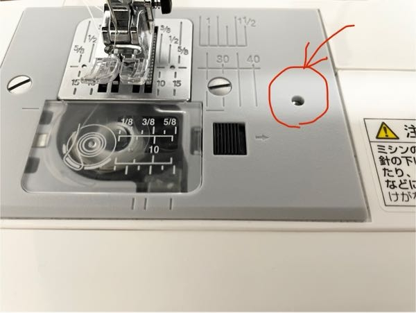 家庭用ミシンの、このネジ穴のような穴には職業用のようにアタッチメントをつけたりできないのでしょうか。 ジャノメのJN-51です。 家庭用ミシン アタッチメント ミシン定規