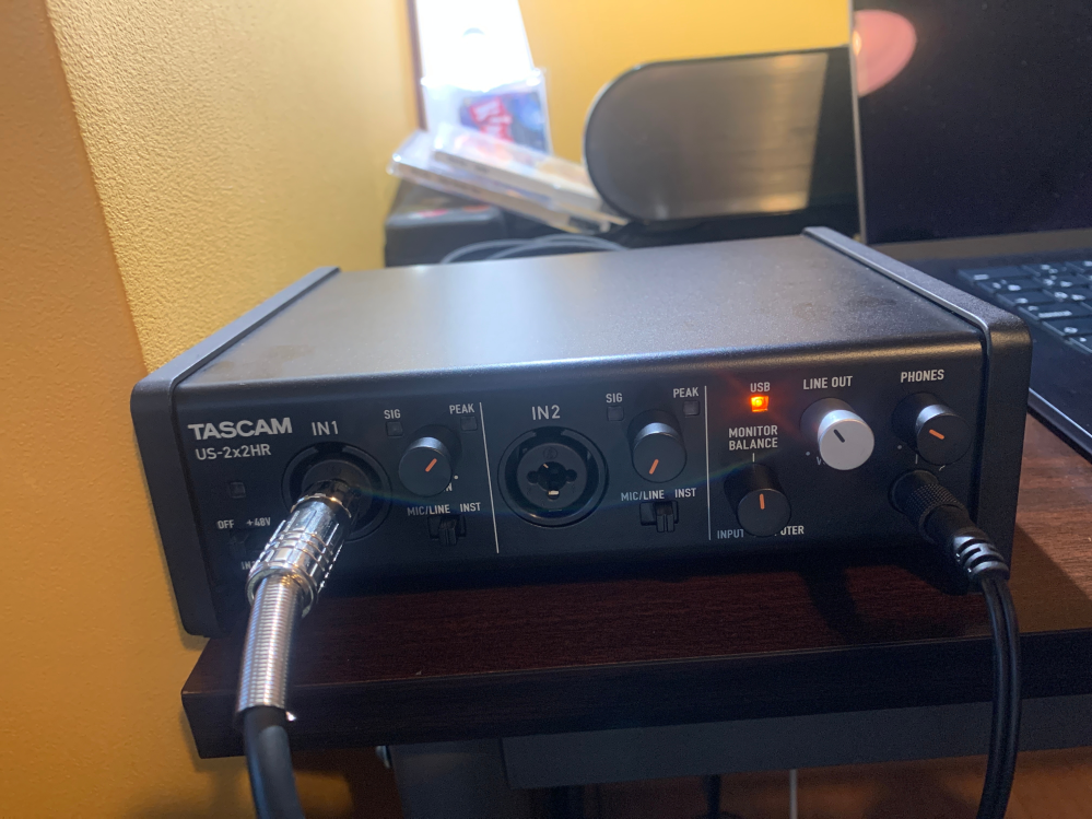 TASCAM US-2x2をPCにつないでも音が入力できません。そもそもSIGが点灯しません。 PC側からの出力は出来ています。 DAWソフトやPC本体の設定でも入力はTASCAM US-2x2となっています。 始めてインターフェイスを購入したため原因も分からず… 解決方法や確認すべき項目がある方は是非お教え下さい！