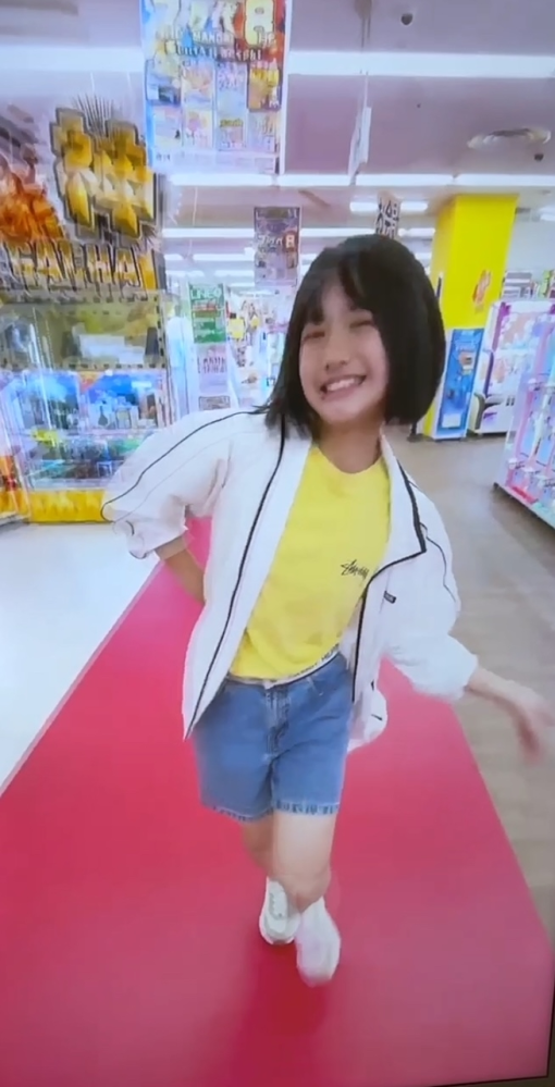 万代の店内で流れているこの映像の女の子はどなたかわかる方いらっしゃいますか？