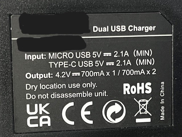 カメラ用充電器について質問です。 画像を参照していただき、容量1050mAhのバッテリーで充電した場合 1050mAhのバッテリーは満タンに充電できるのでしょうか？ 個人的な考えでは Output 4.2V ＝700ｍA とあるので1050ｍAhのバッテリーは満タンに充電するのは出来ないのでは？と思います。 充電が完了してカメラ動画で使用すると20分程度で電池切れになります。 中国製バッテリー 3.6V＝1050ｍAh とありますが動画使用で20分ほどで電池切れ 純正バッテリーだと 3.7V＝925mAh で 動画使用で45分ほど使えます。 この違いは何故でしょうか？ 個人的には容量が1050ｍAh も無いのではと思いますが、どうなんでしょう？ 素人の私ではイマイチわかりません。 宜しくお願い致します。