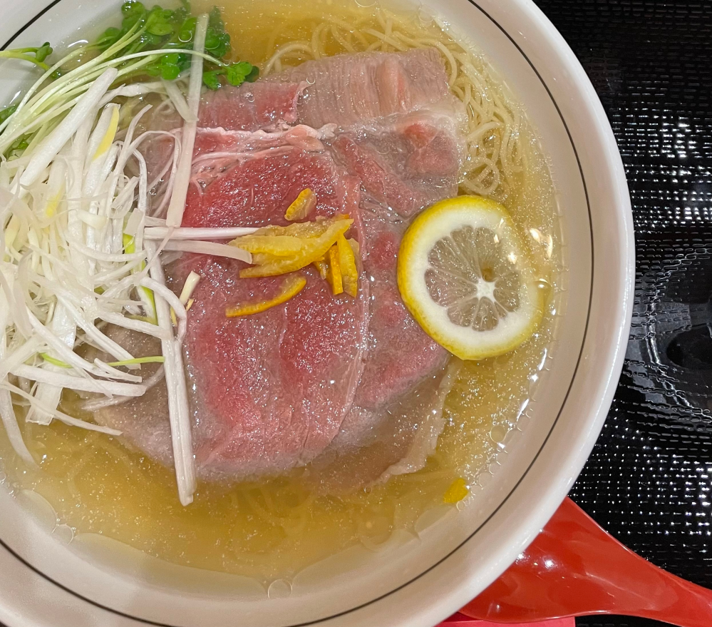 こういう生のようなお肉が乗っているラーメンのことをなんというのですか？ 食べておいしくて、、