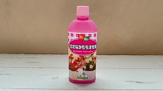 買ってきた豆苗を育てるときに写真のセリアで売っている切り花用栄養剤を使ったのですが、その豆苗を食べても害はありませんか？ 成分表示に消毒や界面活性剤のようなことは書かれていないですが、心配で質問しています。