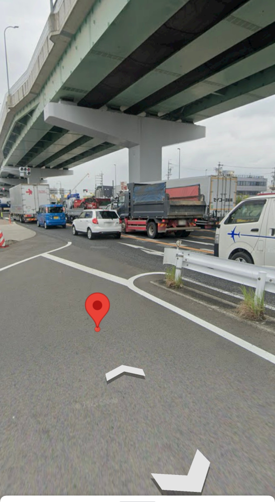 写真のような信号手前から合流する道路で右折ラインへの侵入は法律違反なのでしょうか？ (右折ライン行くまでに2、3箇所の黄色の実線を跨ぎます。)