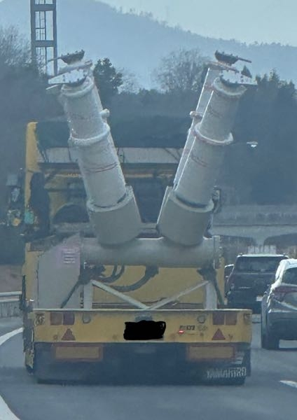 少し前に変わった車両を高速の山陽道で見かけましたこの車両はどう言った車両なのでしょうか？ わかる方回答よろしくお願いします