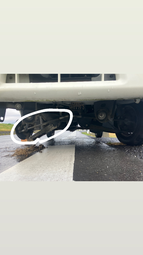 車のタイヤがバーストし、スリップし乗り上げてしまい、画像の●部分が曲がったのか横から見て車体後ろの方向と、下に向かって曲がってしまったように見えスペアタイヤをはめることができません。 道具があるとしてここから自力でタイヤをはめることはできますか？車のタイヤがバーストし、スリップし乗り上げてしまい、画像の●部分が曲がったのか横から見て車体後ろの方向と、下に向かって曲がってしまったように見えスペアタイヤをはめることができません。 道具があるとしてここから自力でタイヤをはめることはできますか？