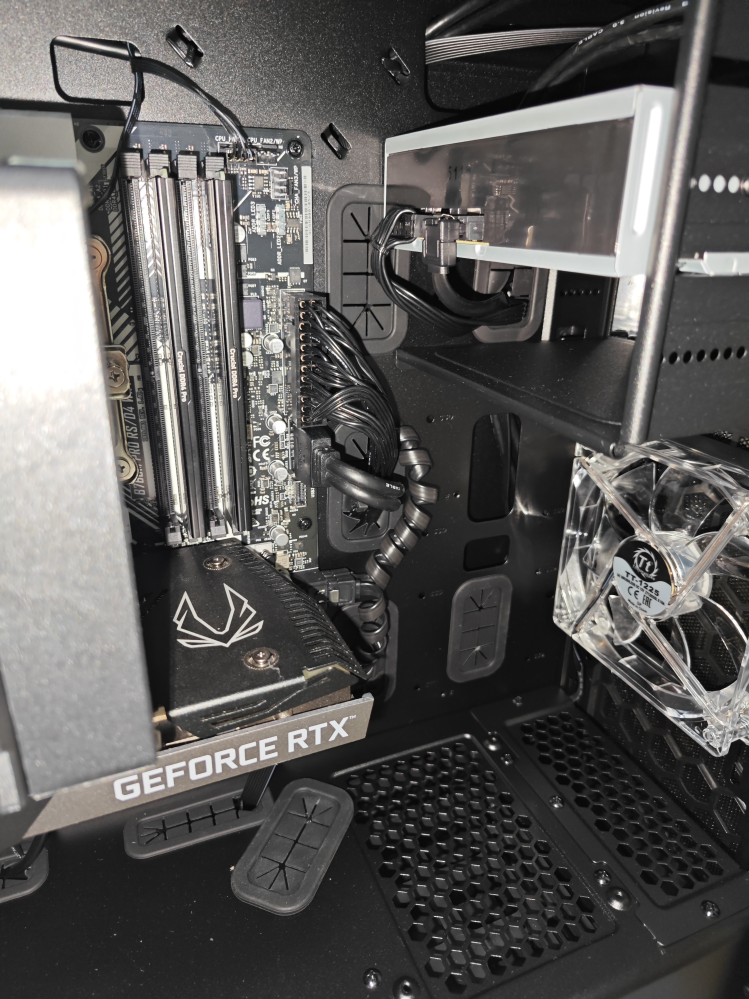 PCにRTX3060tiを接続したのですが、補助電源というのはどこから持っ