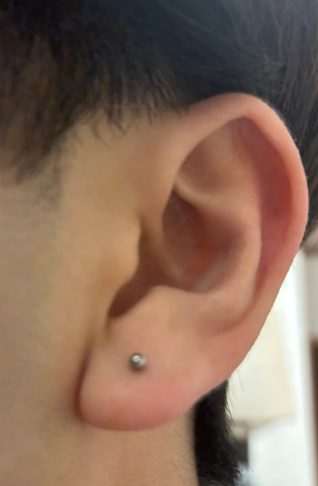 ピアスの位置について。個人的にはもうちょっと下の方がよかったかなと思っているのですが、客観的に見て変だと思いますか？また、二つ目のピアスを開けるとしたらどこに開けるといいと思いますか？