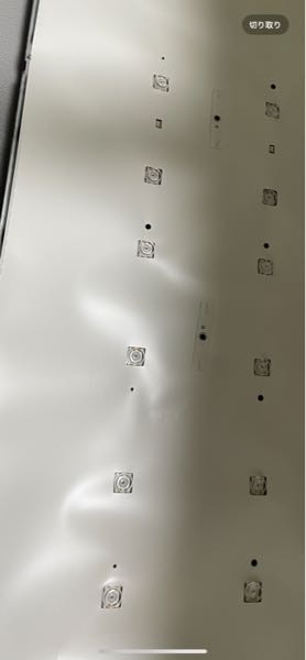 買った時の保護シールが一部付いてます あまり使ってはないです 家電製品を購入した際に、貼ってある薄い保護フィルムは剥がした方が