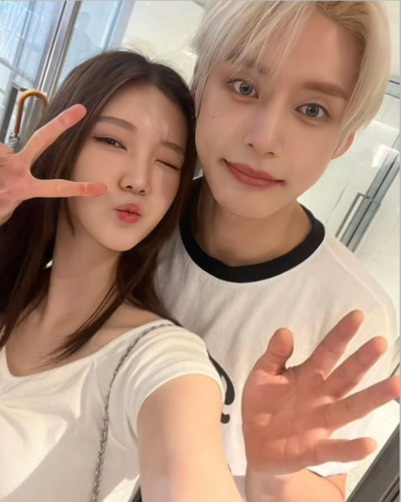 ゼベワンのキムジウンについてです。この写真のジウンの隣にいる方は