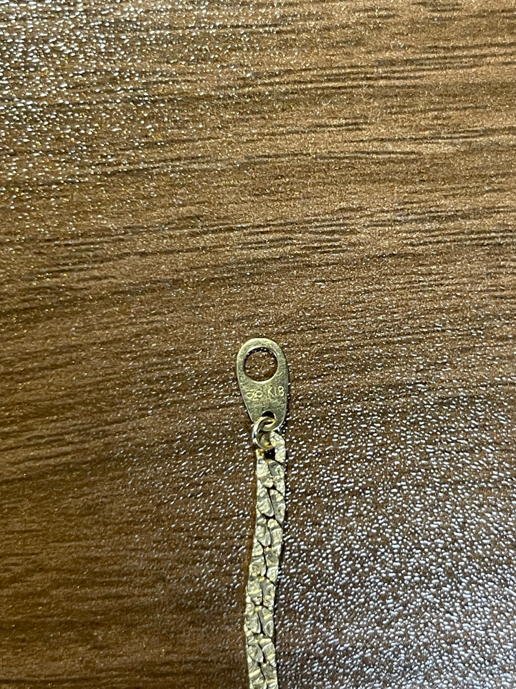 このブレスレットのブランドの名前を教えてください！♾️とZが組み
