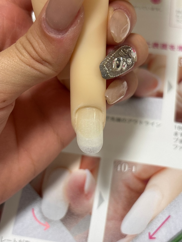 ネイリスト検定2級チップラップについて質問です。このように白く濁っ