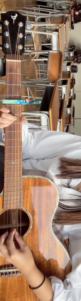 ふみのちゃんが使っている、  このギターとカポはどこのですか？？  ↓ 