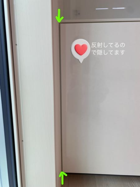 新築一戸建てで引渡しされましたが １箇所どうしても納得出来ないところがあります。 設備屋さん、マイホームもった方、また、知識のある方答えていただけると嬉しいです。 キッチン（TOTO ザクラッソ）の前側収納の押したらはね返って開くタイプの扉です。 画像みていただけるとわかると思うのですが 扉の取り付けが曲がってます。（上と下の隙間の差） ちなみに引渡し前の内覧、傷チェックで指摘してた箇所です。 直した結果がこれなのですが上と下で隙間の差が出るのは普通ですか？ たかがこれだけ？と思うかもしれませんが私はキッチンにプラス数十万という大きな金額を出しています。 直接、伝えたところ扉の厚み分は壁から空けないと扉が開かなくなる。 （そんなの分かってますし、なら広い方に合わせて直してくれたらいい。そもそも求めてる答えはそうじゃない。笑） また、この扉は左扉であり隣に右扉もあります。 中央を押すと跳ね返って開くのですがその 中央の隙間が空いちゃう？ズレちゃう？と言われました（直さない限り当たり前。笑） あー言えばこう言うって感じです。 適当になおしました。最初よりはマシでしょ？って感じなのが嫌です。 皆さんは再度指摘しますか？その際、どのようにお伝えしますか？ 一応3ヶ月後まで直すのOKです。 揉めたりするのが嫌なので強く言えないです…